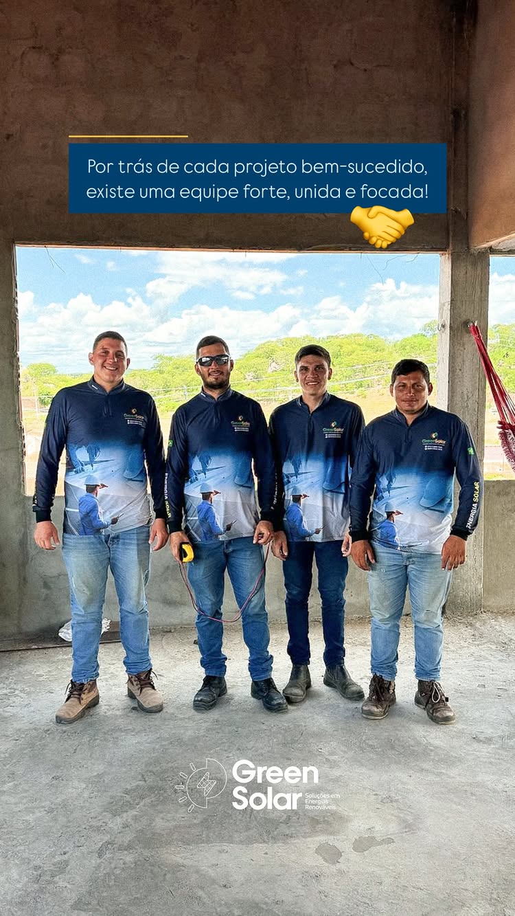 Painéis solares instalados num telhado moderno, refletindo o céu